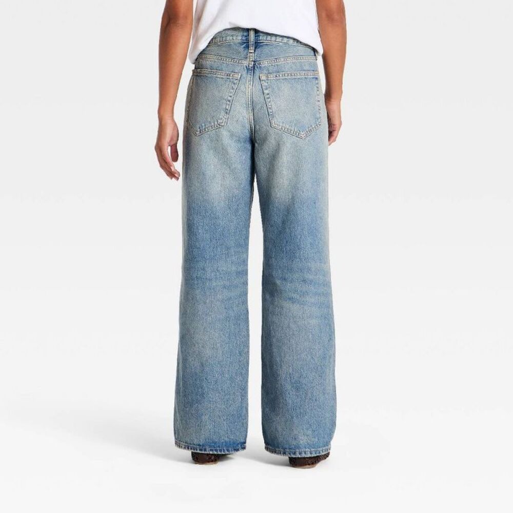 Women's Mid-Rise Loose Jeans - Universal Thread Light Wash Blue 00 Short